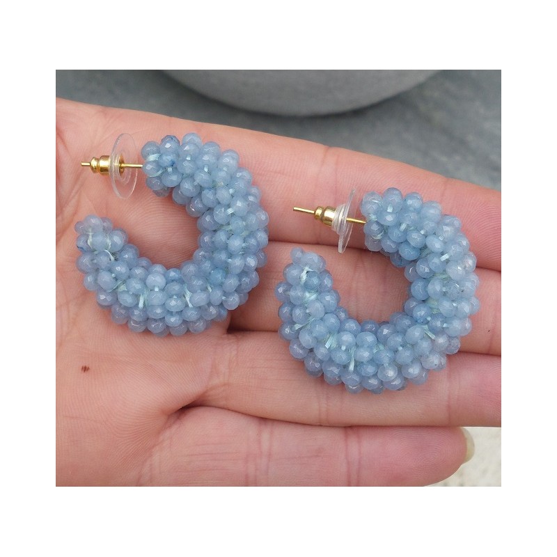 Vergulde creolen van licht blauwe Jade