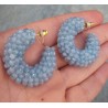 Vergulde creolen van licht blauwe Jade