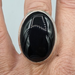 Zilveren ring ovale cabochon geslepen zwarte Onyx 17.3 mm