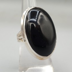 Zilveren ring ovale cabochon geslepen zwarte Onyx 17.3 mm