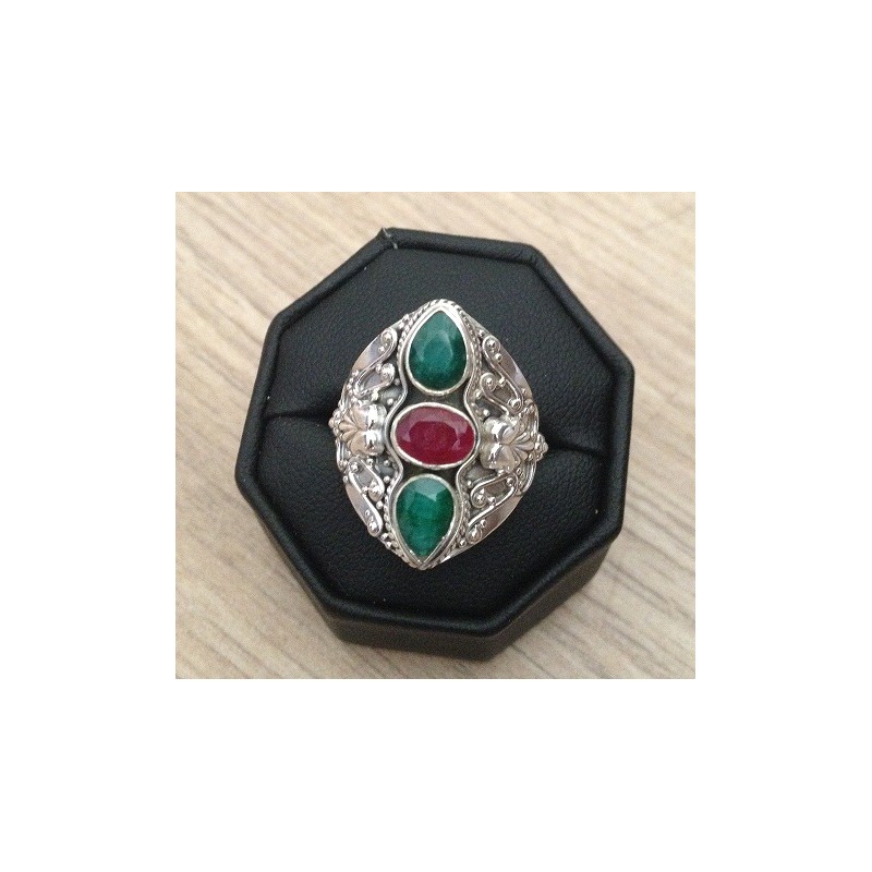 Zilveren edelsteen ring met Emerald en Robijnen ring maat 18.1