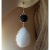 Vergulde zilveren bezel oorbellen met witte Agaat en Onyx