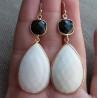 Vergulde zilveren bezel oorbellen met witte Agaat en Onyx