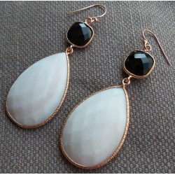 Vergulde zilveren bezel oorbellen met witte Agaat en Onyx