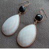 Vergulde zilveren bezel oorbellen met witte Agaat en Onyx