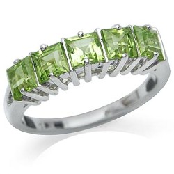 Zilveren edelsteen ring gezet met vijf Peridot stenen 17.3 mm