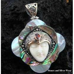 Zilveren hanger met gezicht, Abalone schelp en Granaat