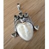 Zilveren hanger met gezicht uit been en facet blauwe Topazen