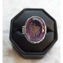 Zilveren ring met Amethist in bewerkte setting ring maat 16.5 mm