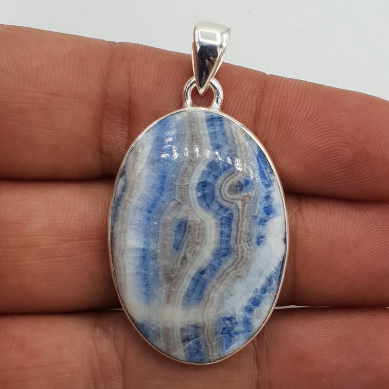 Zilveren hanger gezet met ovale cabochon Scheeliet