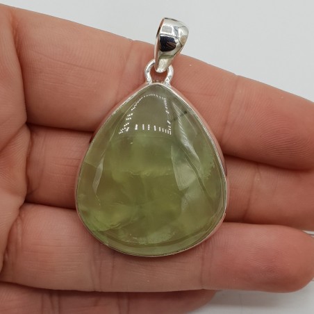 Zilveren hanger gezet met brede druppelvormige Prehniet