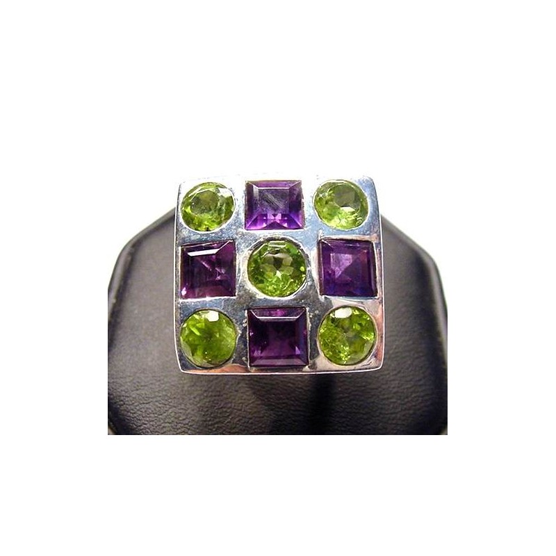 Zilveren ring vierkante kop gezet met Peridot en Amethist 16.5