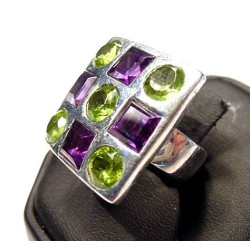 Zilveren ring vierkante kop gezet met Peridot en Amethist 16.5