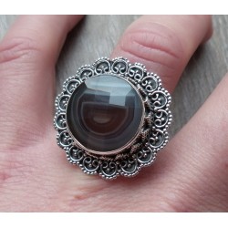 Zilveren ring ronde facet Botswana bewerkte kop en band 17 mm