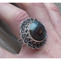 Zilveren ring ronde facet Botswana bewerkte kop en band 17 mm