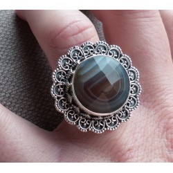 Zilveren ring ronde facet Botswana bewerkte kop en band 17 mm