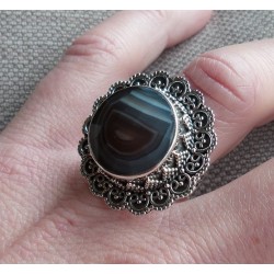 Zilveren ring ronde facet Botswana bewerkte kop en band 17 mm