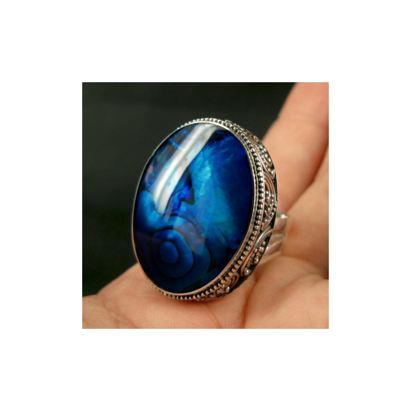 Zilveren ring met blauw Abalone schelp in bewerkte setting 17.3