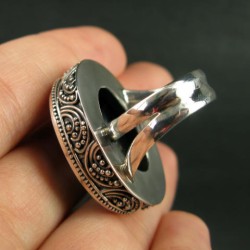 Zilveren ring met blauw Abalone schelp in bewerkte setting 17.3
