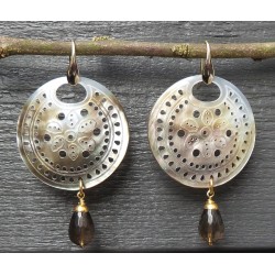 Vergulde oorbellen met ronde blacklip schelp en Smokey Topaas