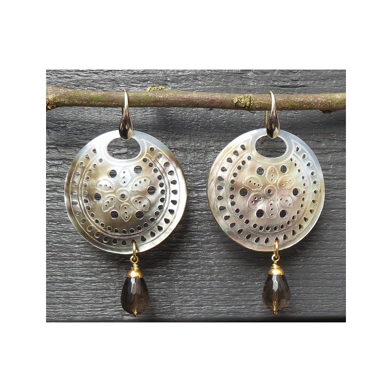 Vergulde oorbellen met ronde blacklip schelp en Smokey Topaas