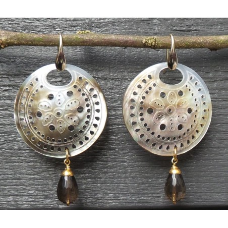 Vergulde oorbellen met ronde blacklip schelp en Smokey Topaas