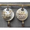Vergulde oorbellen met ronde blacklip schelp en Smokey Topaas