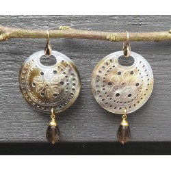 Vergulde oorbellen met ronde blacklip schelp en Smokey Topaas