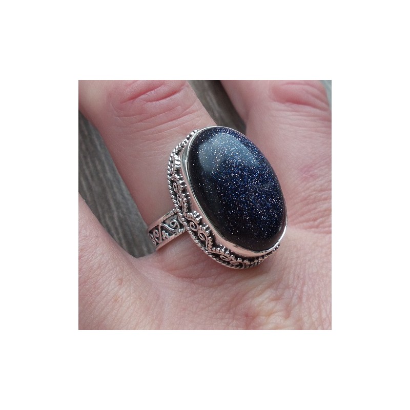 Zilveren ring blauwe Goudsteen en bewerkte setting 18 mm