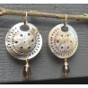Vergulde oorbellen met ronde blacklip schelp en Smokey Topaas