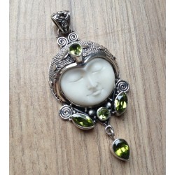 Zilveren hanger met gezicht uit been gesneden en Peridot
