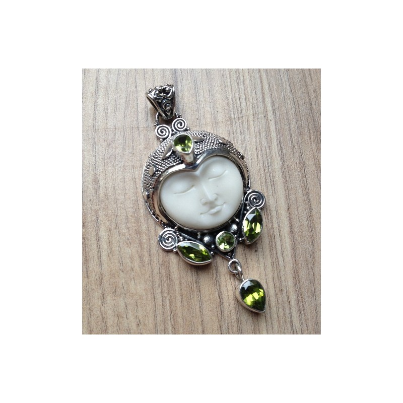 Zilveren hanger met gezicht uit been gesneden en Peridot