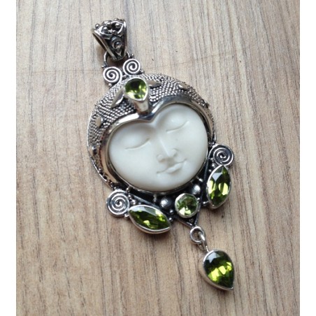 Zilveren hanger met gezicht uit been gesneden en Peridot