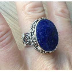 Zilveren edelsteen ring met Saffier in bewerkte setting maat 19
