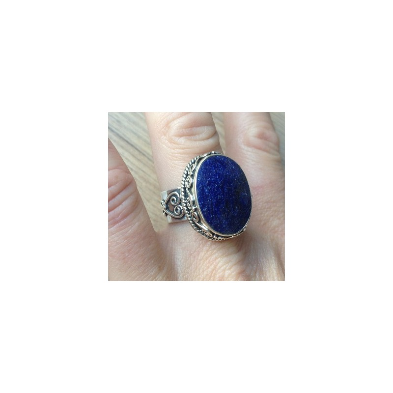 Zilveren edelsteen ring met Saffier in bewerkte setting maat 19