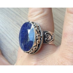 Zilveren edelsteen ring met Saffier in bewerkte setting maat 19