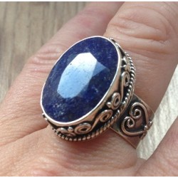 Zilveren edelsteen ring met Saffier in bewerkte setting maat 19