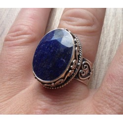 Zilveren edelsteen ring met Saffier in bewerkte setting maat 19