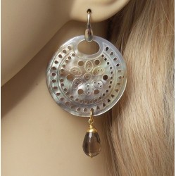 Vergulde oorbellen met ronde blacklip schelp en Smokey Topaas