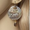 Vergulde oorbellen met ronde blacklip schelp en Smokey Topaas