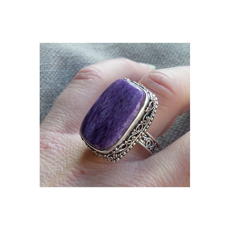 Zilveren ring gezet met Charoiet in bewerkte setting 17.7 mm