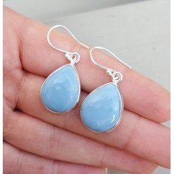 Zilveren oorbellen gezet met druppelvormige blauw Opaal