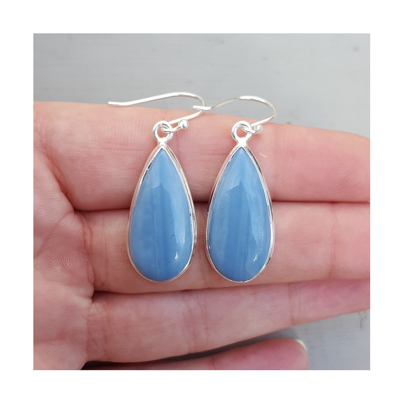 Zilveren oorbellen gezet met smalle druppelvormige blauw Opaal