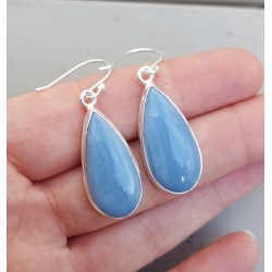 Zilveren oorbellen gezet met smalle druppelvormige blauw Opaal