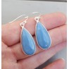 Zilveren oorbellen gezet met smalle druppelvormige blauw Opaal