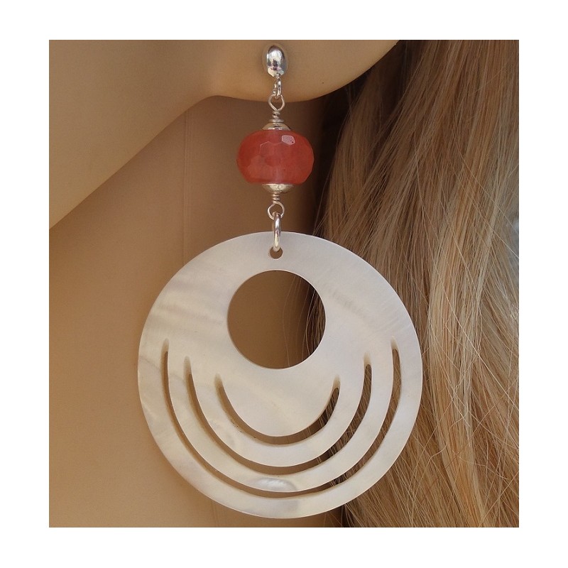 Zilveren oorbellen met ronde Parelmoer en Cherry Quartz