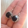 Zilveren oorbellen met ronde Onyx in bewerkte setting