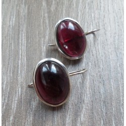 Zilveren oorbellen met grote ovale cabochon Granaat