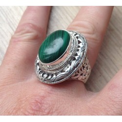 Zilveren ring met Malachiet in bewerkte kop en band maat 18.5 mm