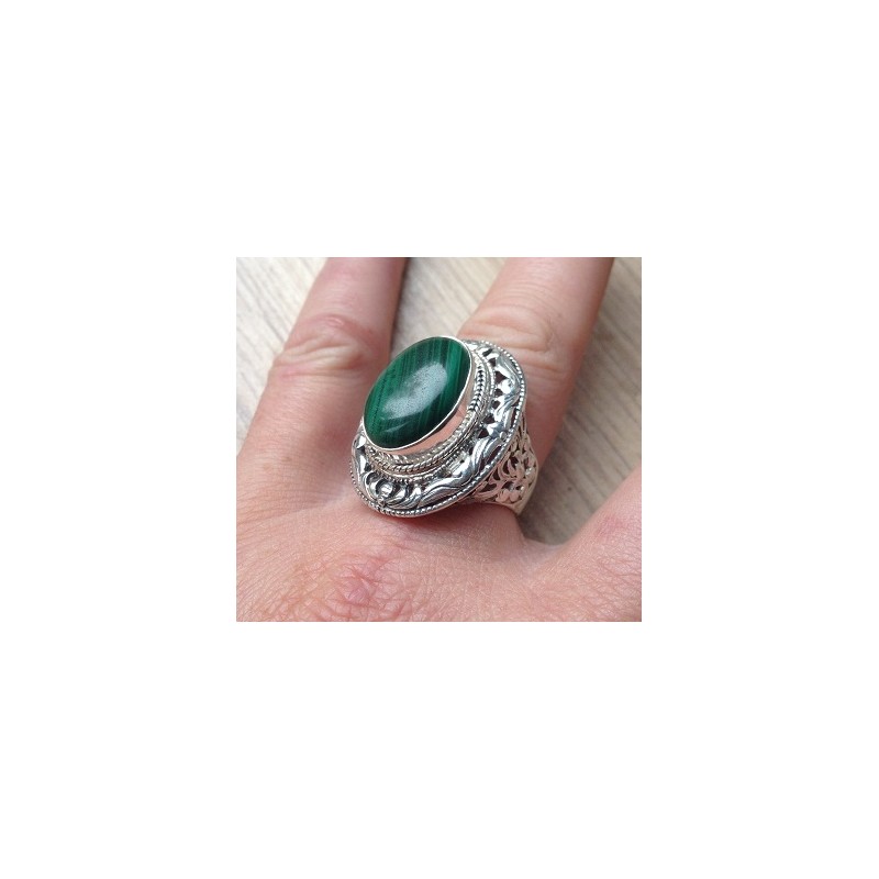 Zilveren ring met Malachiet in bewerkte kop en band maat 18.5 mm